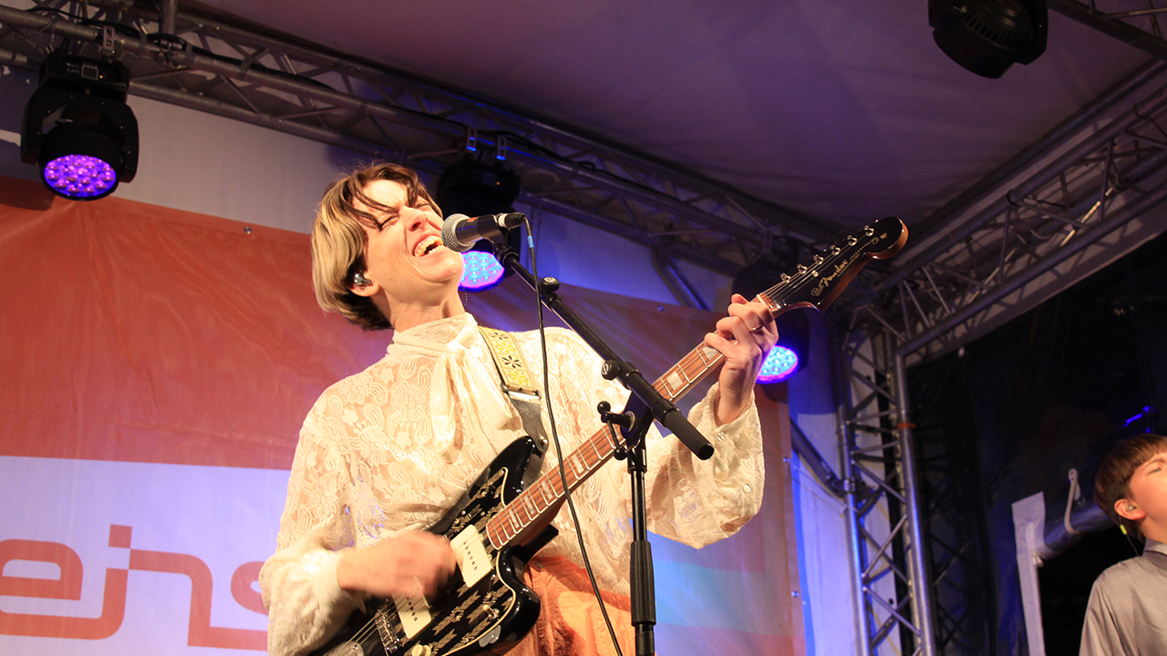 Kat Frankie beim Parkfest © radioeins/Krempkow